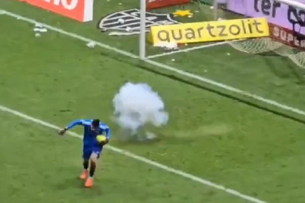Estádio interditado Bomba arremessada pela torcida atinge o campo durante o jogo do Atlético MG e Flamengo