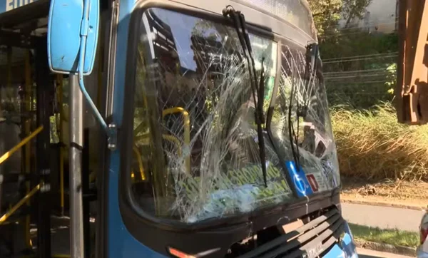 Batida entre ônibus e carreta deixa feridos na Região do Barreiro, em BH