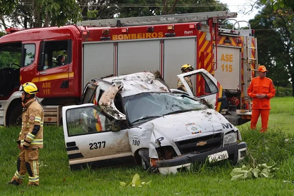 PM fica ferido ao perder controle de viatura e bater em poste na L4