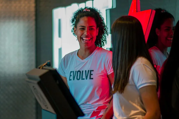 Duas mulheres conversam dentro da Academia Evolve
