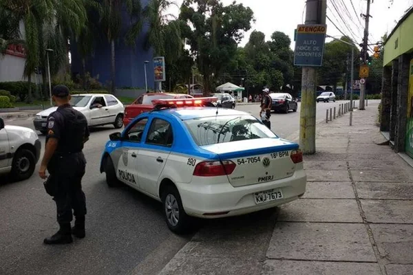 Militares acham meia tonelada de maconha do Comando Vermelho no Alemão