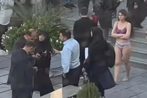 aluna iraniana protesto roupas íntimas