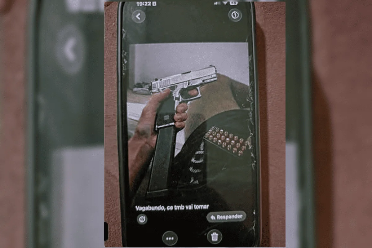 Print mostra ameaça enviada por motorista de aplicativo a um integrante do grupo, acompanhada de foto de uma arma de fogo Print mostra ameaça enviada por motorista de aplicativo a um integrante do grupo, acompanhada de foto de uma arma de fogo