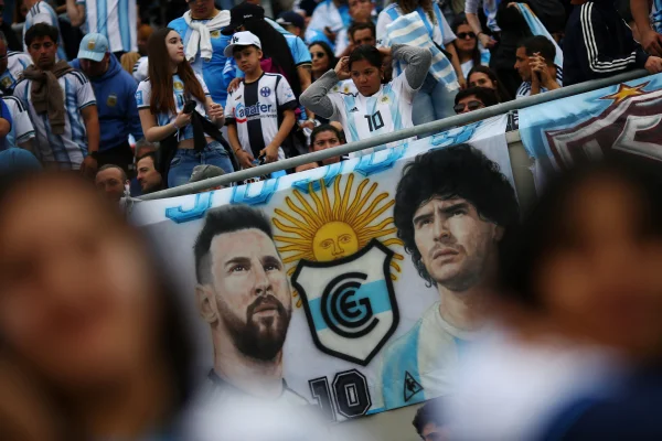 Bandeira com os rostos de Maradona e Messi