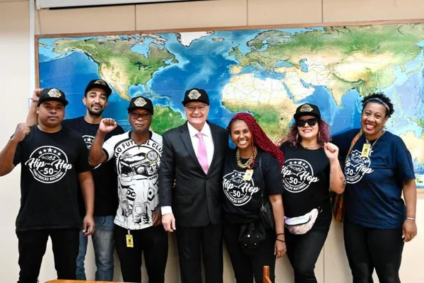 Foto colorida do vice-presidente Geraldo Alckmin e integrantes do movimento hip-hop - Metrópoles