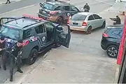 Suspeito foi baleado sem desenbarcar do carro Suspeito foi baleado sem desenbarcar do carro