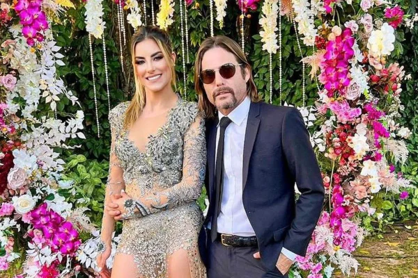 Foto colorida de Hudson e a esposa Thayra Machado - Metrópoles