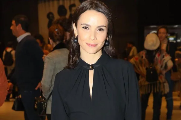 Débora Falabella posta clique ao lado do novo namorado