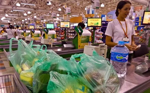 Alimentação e bebidas sobem 2,02% no IPCA-15, maior impacto no mês, revela IBGE