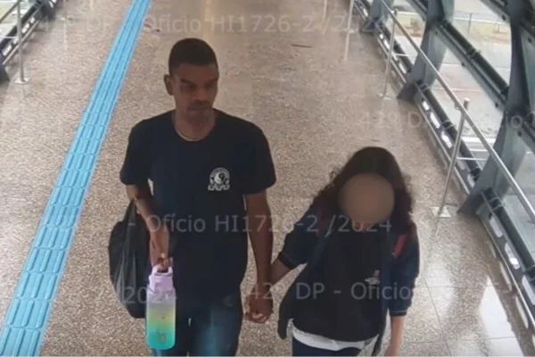 Homem anda de mão dada com jovem - Metrópoles