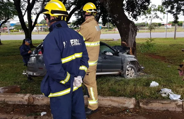 Bebê é lançado para fora do carro após colisão com árvore no DF