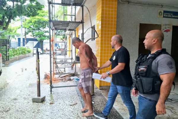 Imagina colorida mostra homem sendo levado por policiais após ser preso em flagrante - Metrópoles