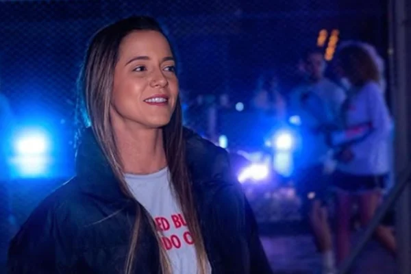 Foto de mulher loira de perfil - Metrópoles
