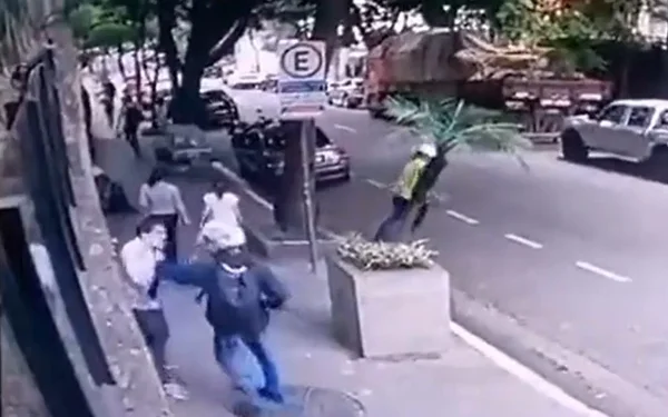Imagem colorida de câmera de segurança mostra motociclistas roubando pedestres diferentes ao mesmo tempo em São Paulo - Metrópoles