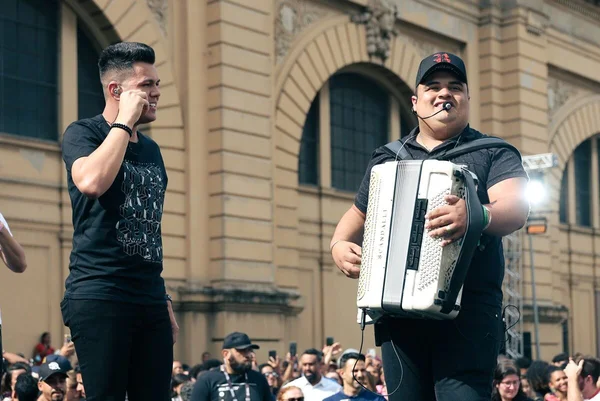 Vitor Fernandes e Tarcísio do Arcodeon em show no Mercadão Municipal de São Paulo (Divulgação)