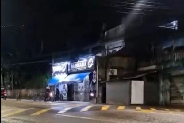 Foto colorida de vídeo em que mostra atirador fugindo em moto após executar dois homens dentro de adega em Ubatuba, litoral norte de São Paulo.