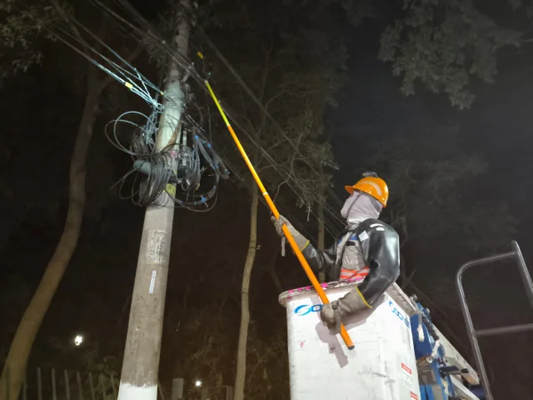 Enel remove cabos de postes nos Jardins, em São Paulo
