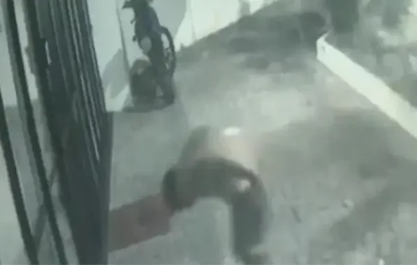 Vídeo: homem tenta estuprar mulher e morre ao se ferir em porta