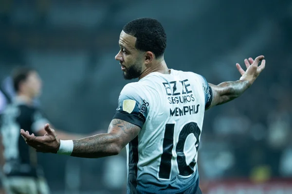 Foto colorida de Depay, do Corinthians - Metrópoles