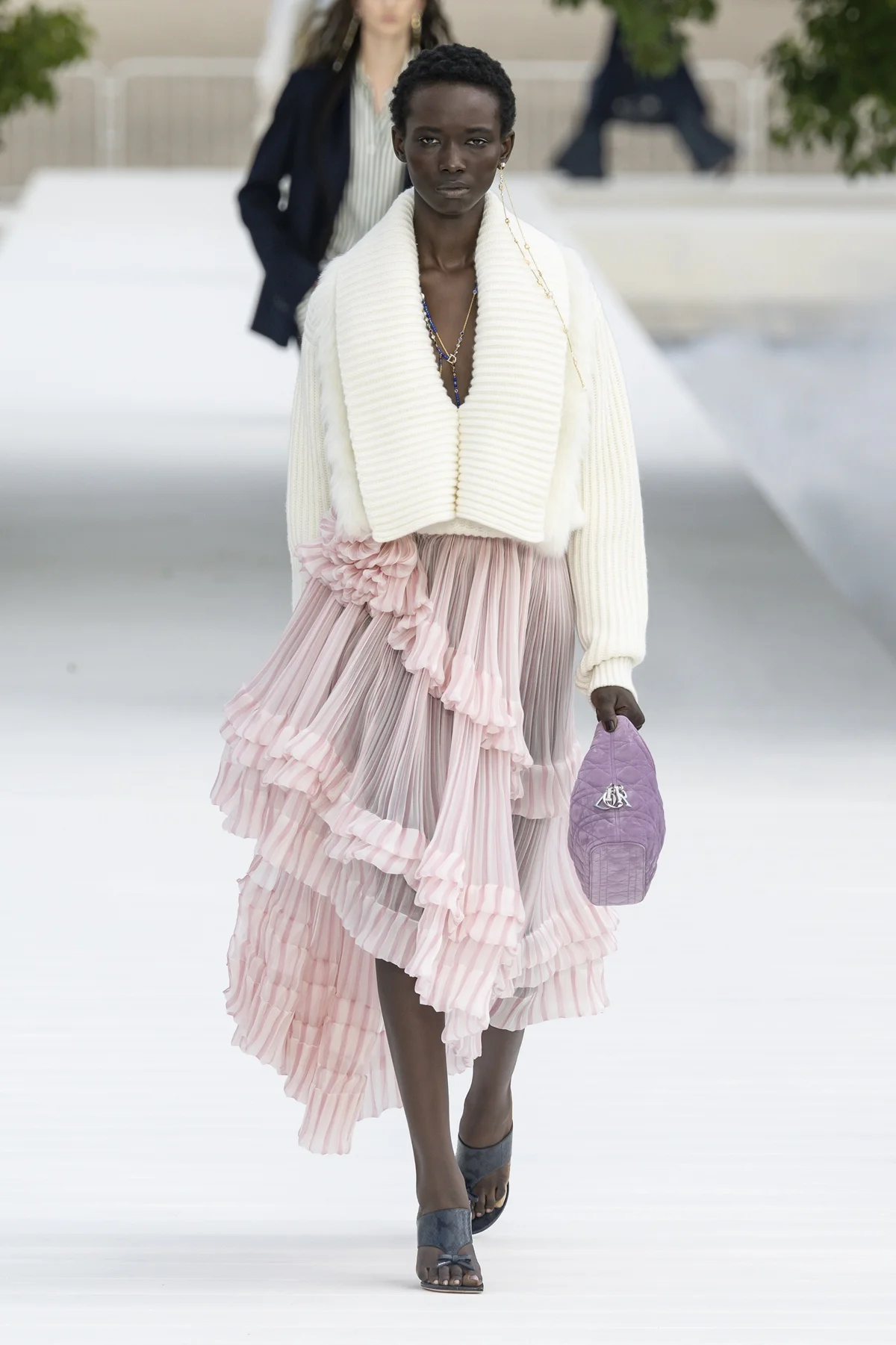 Volumes no desfile da Dior a partir de babados e plissados Volumes no desfile da Dior a partir de babados e plissados