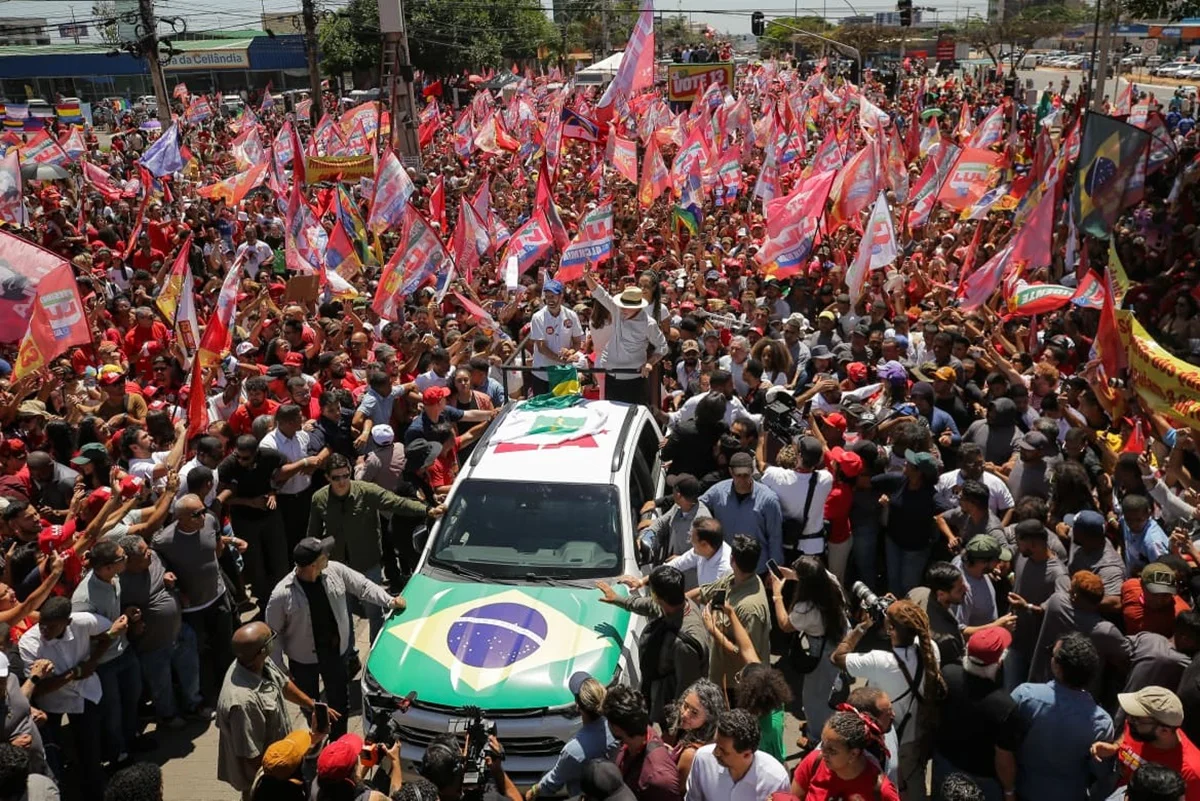 O presidente Luiz Inácio Lula da Silva (PT) participa de ato de campanha junto ao candidato ao Governo do Distrito Federal Leandro Grass (PT) O presidente Luiz Inácio Lula da Silva (PT) participa de ato de campanha junto ao candidato ao Governo do Distrito Federal Leandro Grass (PT)