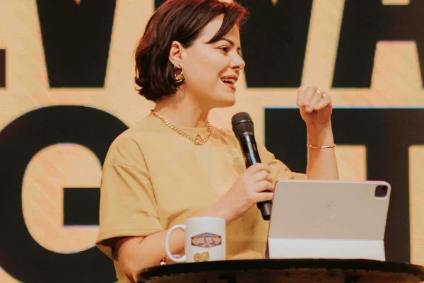 Ana Paula Valadão celebra "precisão" dos ataques ao Irã e causa na web - Metrópoles