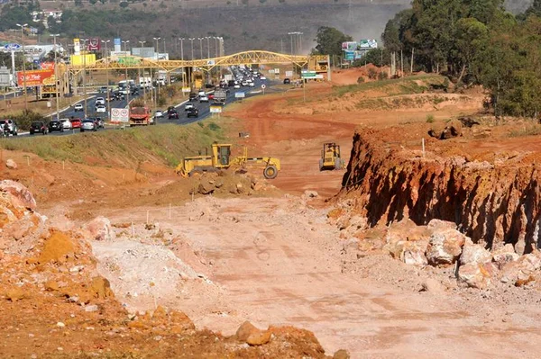 Rollemberg vistoria obras na saída norte de Brasília