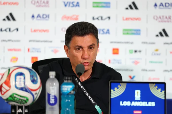 : Amir Ghalehnoy, técnico da seleção iraniana, fala com a imprensa durante a coletiva pós-jogo da Copa do Mundo FIFA 2026, partida do Grupo G entre Irã e Nova Zelândia, no Estádio de Los Angeles
