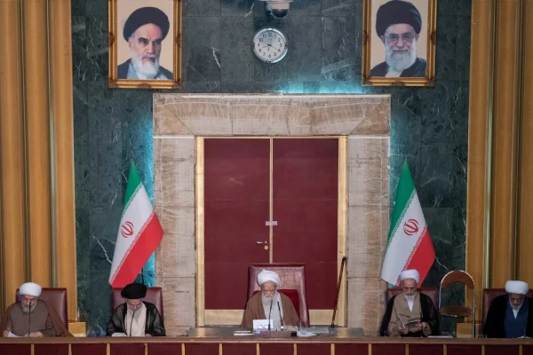 Imagem colorida mostra parte interna do prédio da Assembleia dos Peritos antes de ser bombardeado por Israel - Metrópoles