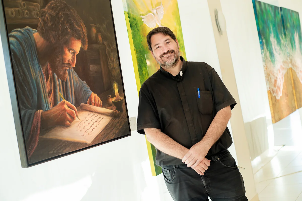 Padre Santiago Perez com a sua obra "São Judas escrevendo a Carta" Padre Santiago Perez com a sua obra "São Judas escrevendo a Carta"
