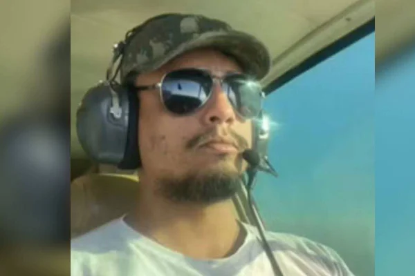 Imagem colorida da piloto Pedro Buta