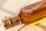 O óleo de argan traz inúmeros benefícios, sendo um dos mais usados na indústria da beleza 