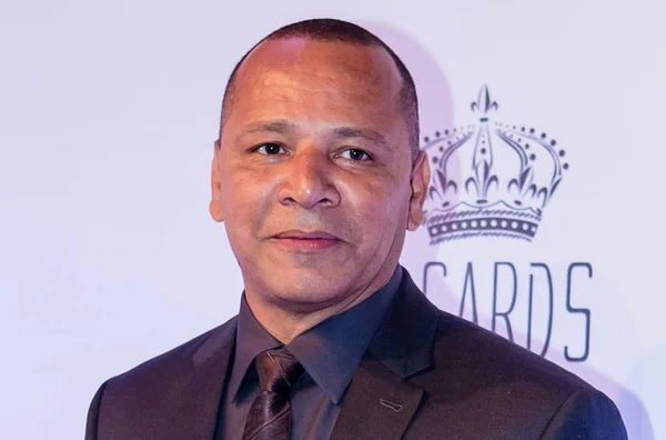 Pai de Neymar ofende repórter da Folha que tentou entrevistá-lo