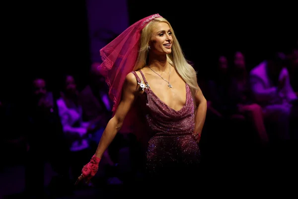 paris hilton desfila para a versace em milão