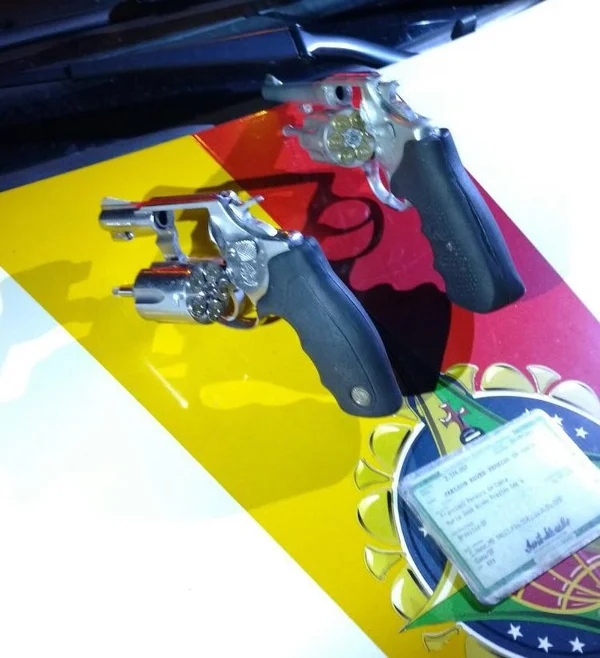 Homem é preso ao tentar esconder arma de fogo próximo de bebê