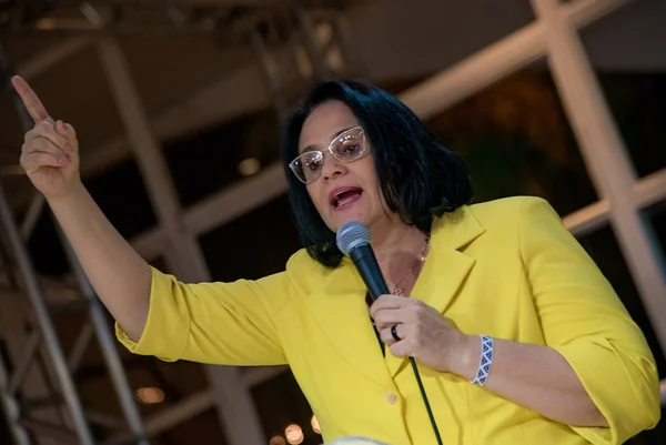 “Abstinência sexual” é aposta do governo contra gravidez precoce