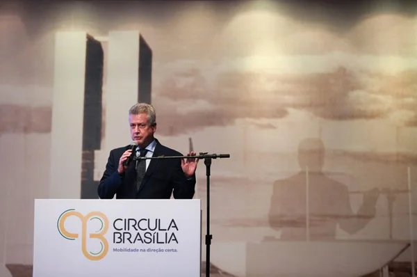 Rollemberg anuncia pacote com 80 ações para melhorar transporte no DF