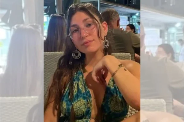 Foto colorida de mulher em restaurante - Metrópoles