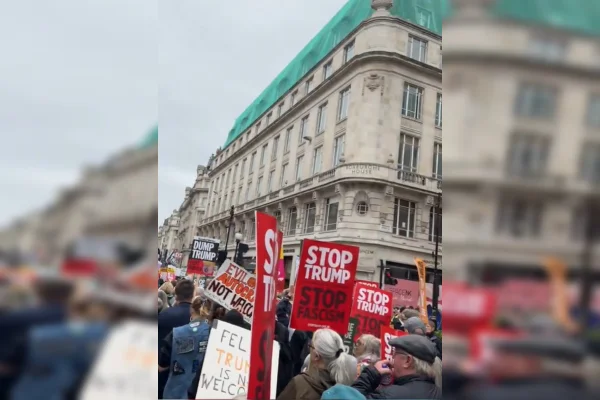 Imagem colorida de manifestações contra Donald Trump
