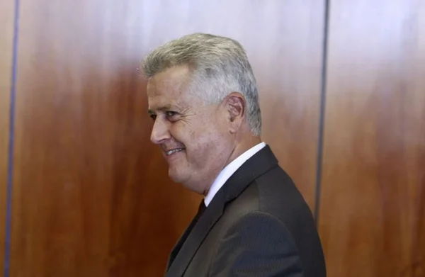 Rollemberg questiona reajuste de 2,99% na tarifa de água no DF