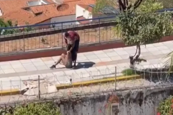 Mulher agachada homem agride e tenta estuprar