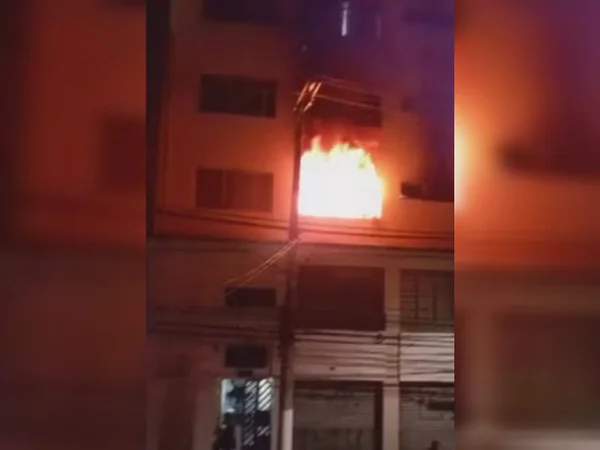 Imagem de fogo saindo de janela de apartamento - Metrópoles