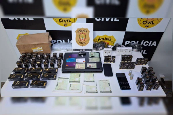 Foto de anabolizantes em mesa de apreensão da pcdf