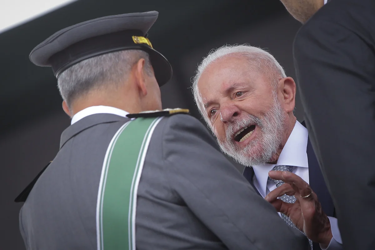 Com Lula, Exército reforça defesa contra ameaças internacionais; vídeo - imagem 1 Com Lula, Exército reforça defesa contra ameaças internacionais; vídeo - imagem 1