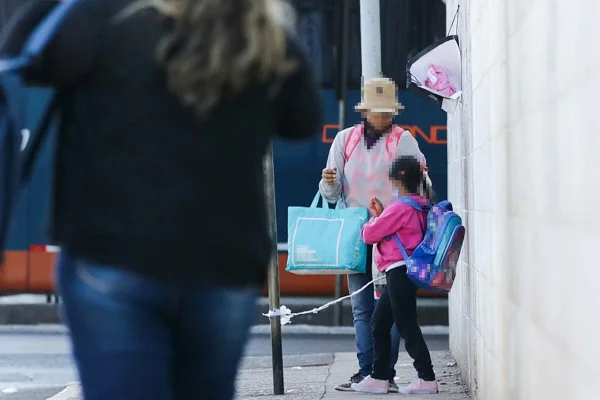 Mãe que amarrou filha em placa diz que teve benefícios sociais negados