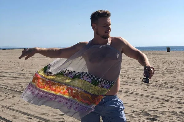 Ator se assume gay e ganha parabéns de Hugo Bonemer