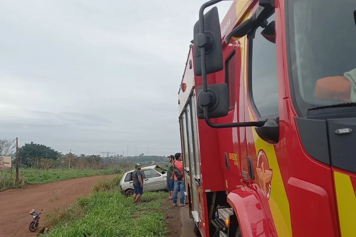 Jovem de 18 anos morre ao ser arremessado de carro em capotamento na BR-060 - imagem 2 Jovem de 18 anos morre ao ser arremessado de carro em capotamento na BR-060 - imagem 2