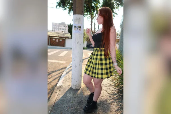 Imagem colorida mostra a dog walker Babi Palomas - Metrópoles