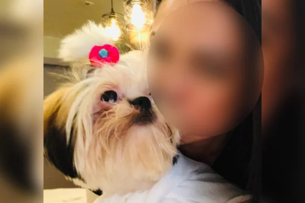 Mulher com rosto borrado com cachorrinha