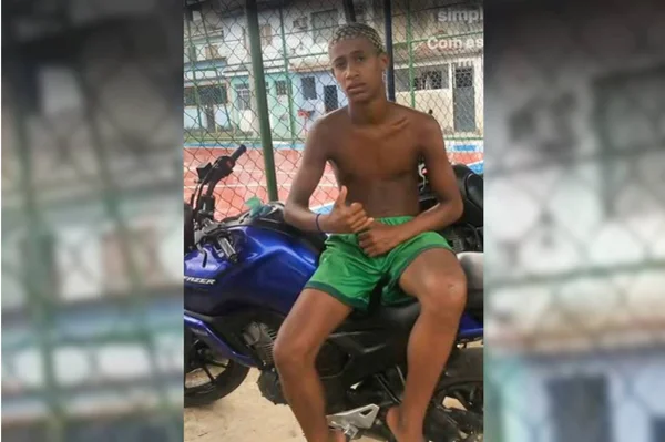 garoto sentando em moto